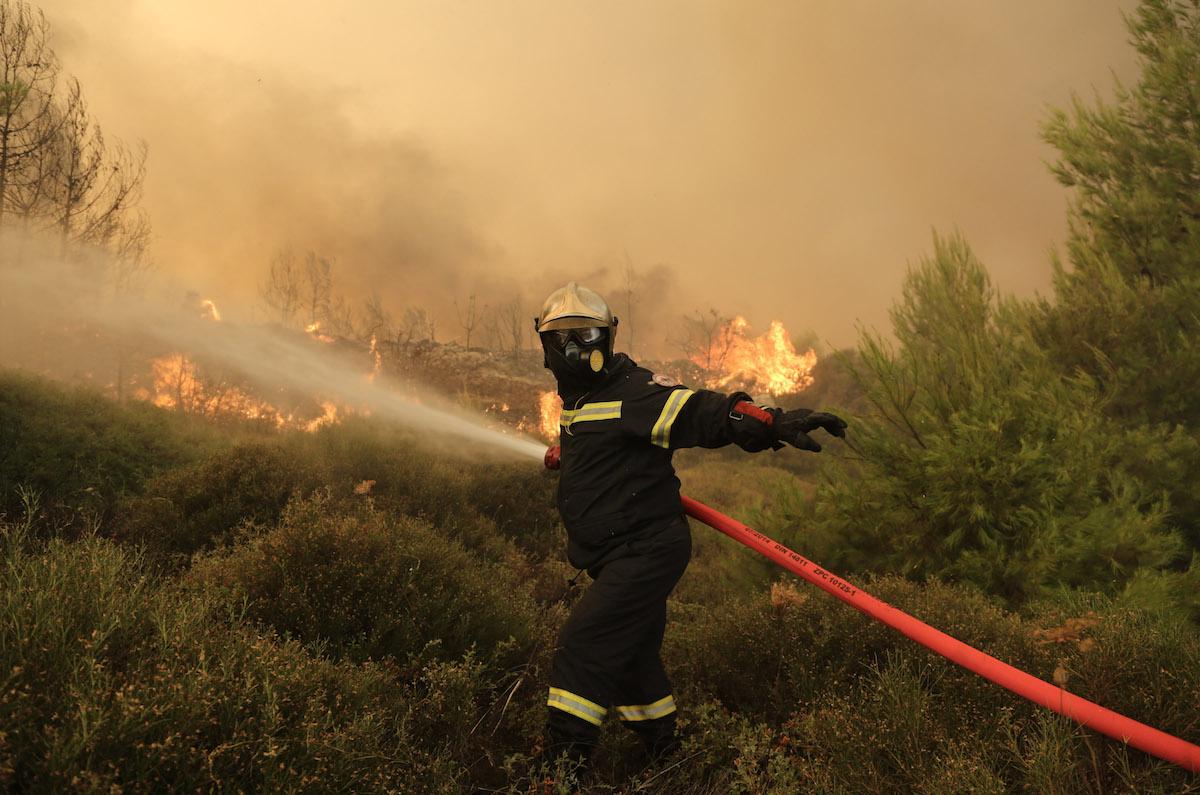 Atina: Veliki šumski požar, mještani bježe iz svojih domova