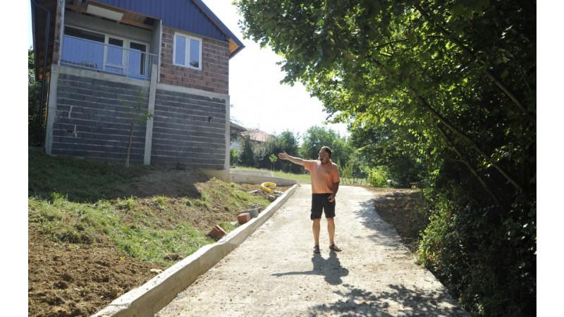 Čamo pokazuje da mu je kuća ugrožena - Avaz