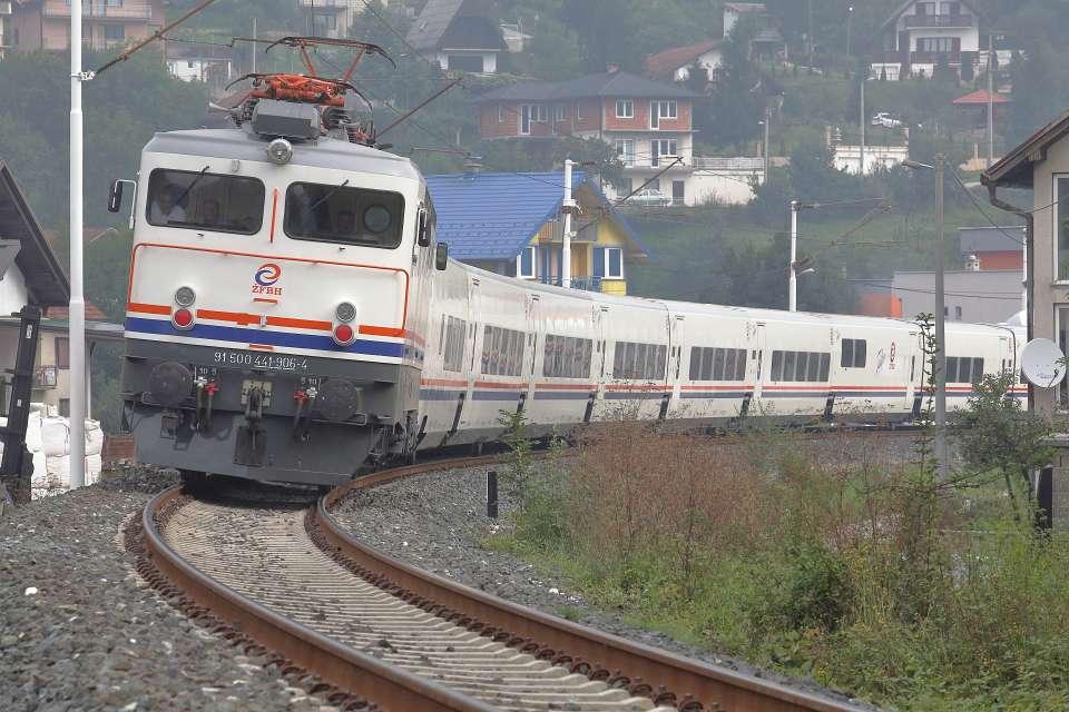 Huligani napali i teže povrijedili radnika Željeznica FBiH