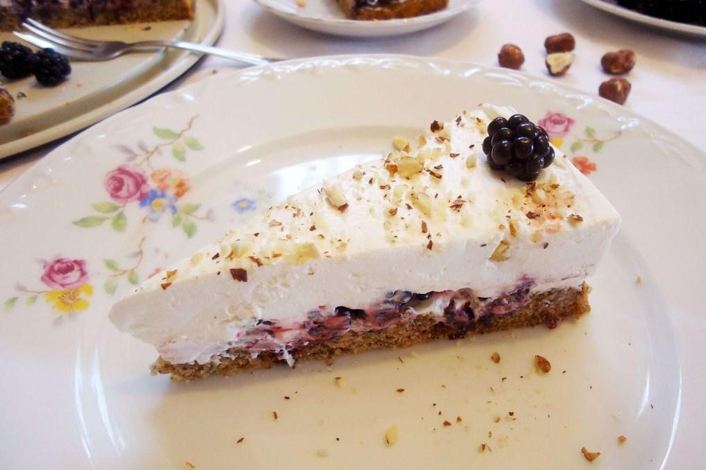 Zdrava poslastica: Bezglutenska torta s kupinama i lješnjacima