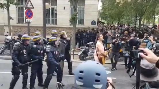 Hrabri demonstrant: Gađaju ga kamenjem, on go stoji i pjeva