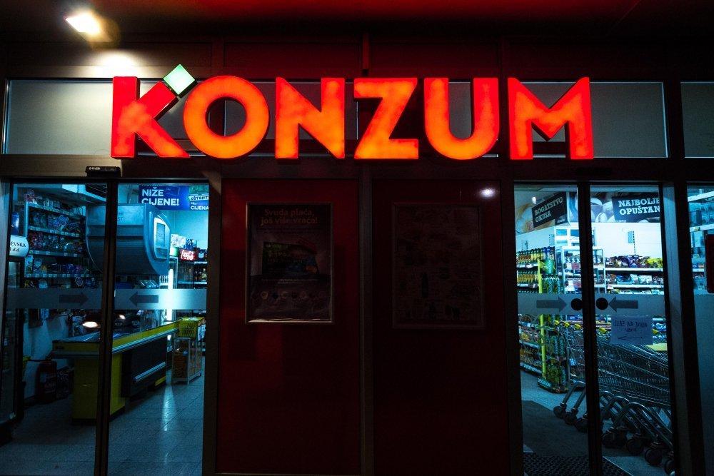 Naoružan pištoljem opljačkao "Konzum" na Otoci pa pobjegao