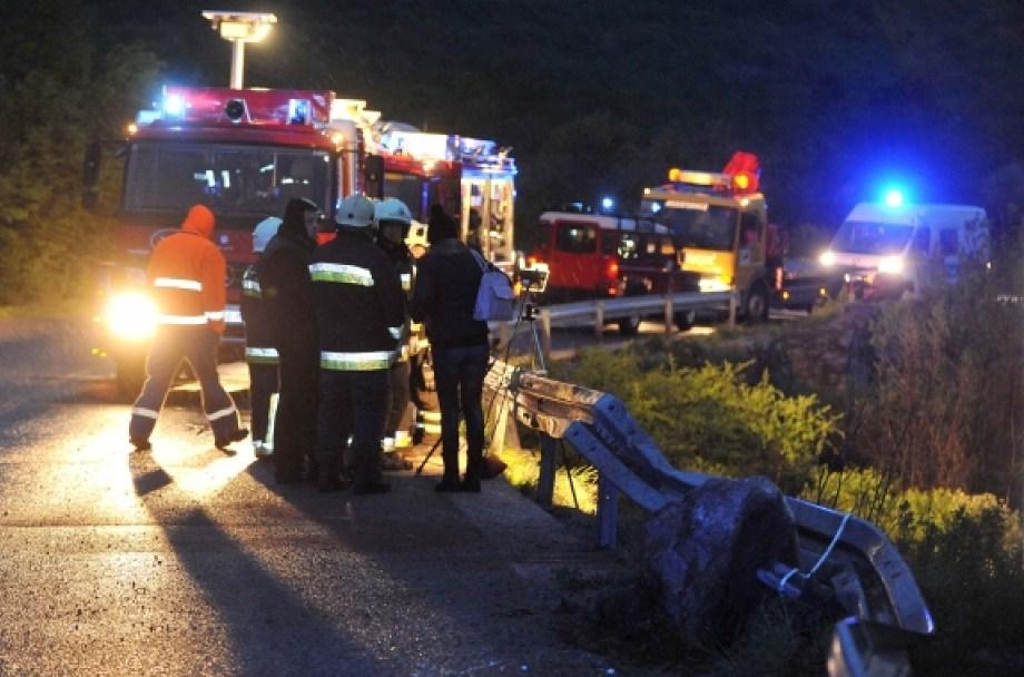 Drama: Pokušavali "izgurati" policijsko vozilo sa ceste, sletjeli u kanal, povrijeđeno više osoba