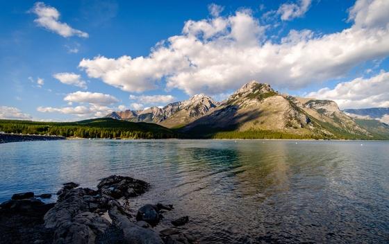 Kanadsko jezero na dnu skriva potopljeni gradić