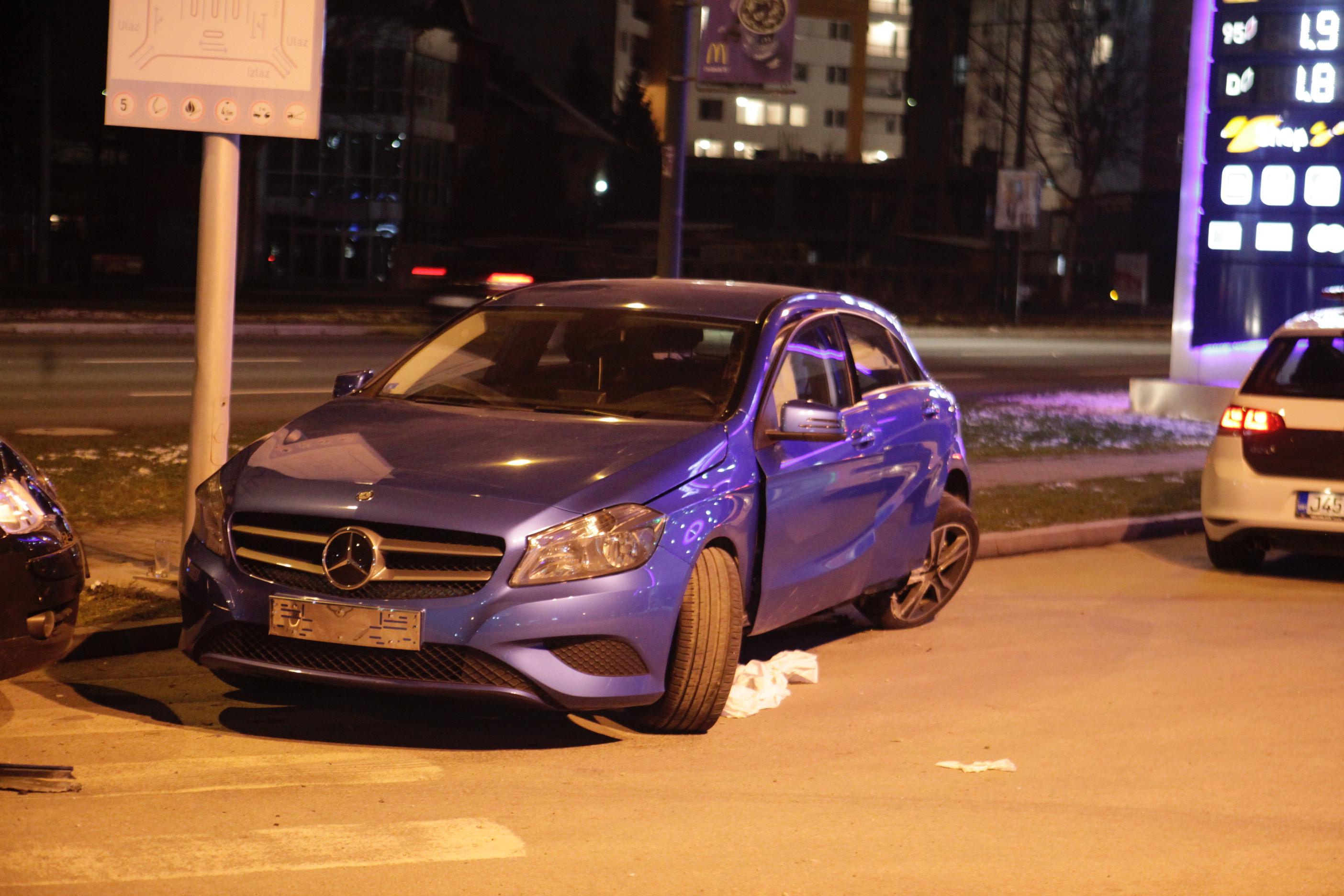 Mercedesom se zabio u benzinsku pumpu na Stupu, dvije osobe povrijeđene