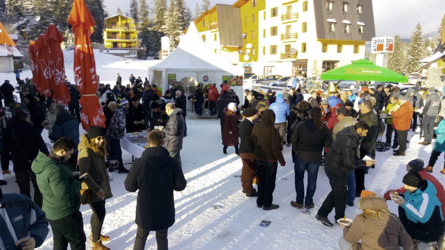 Otvorena zimska turistička sezona na Vlašiću: Besplatni grah i drugi domaći specijaliteti privukli veliki broj posjetilaca