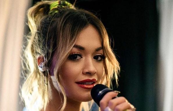 Rita Ora šokirala obožavatelje: Pjevačica se pojavila bez jednog zuba?