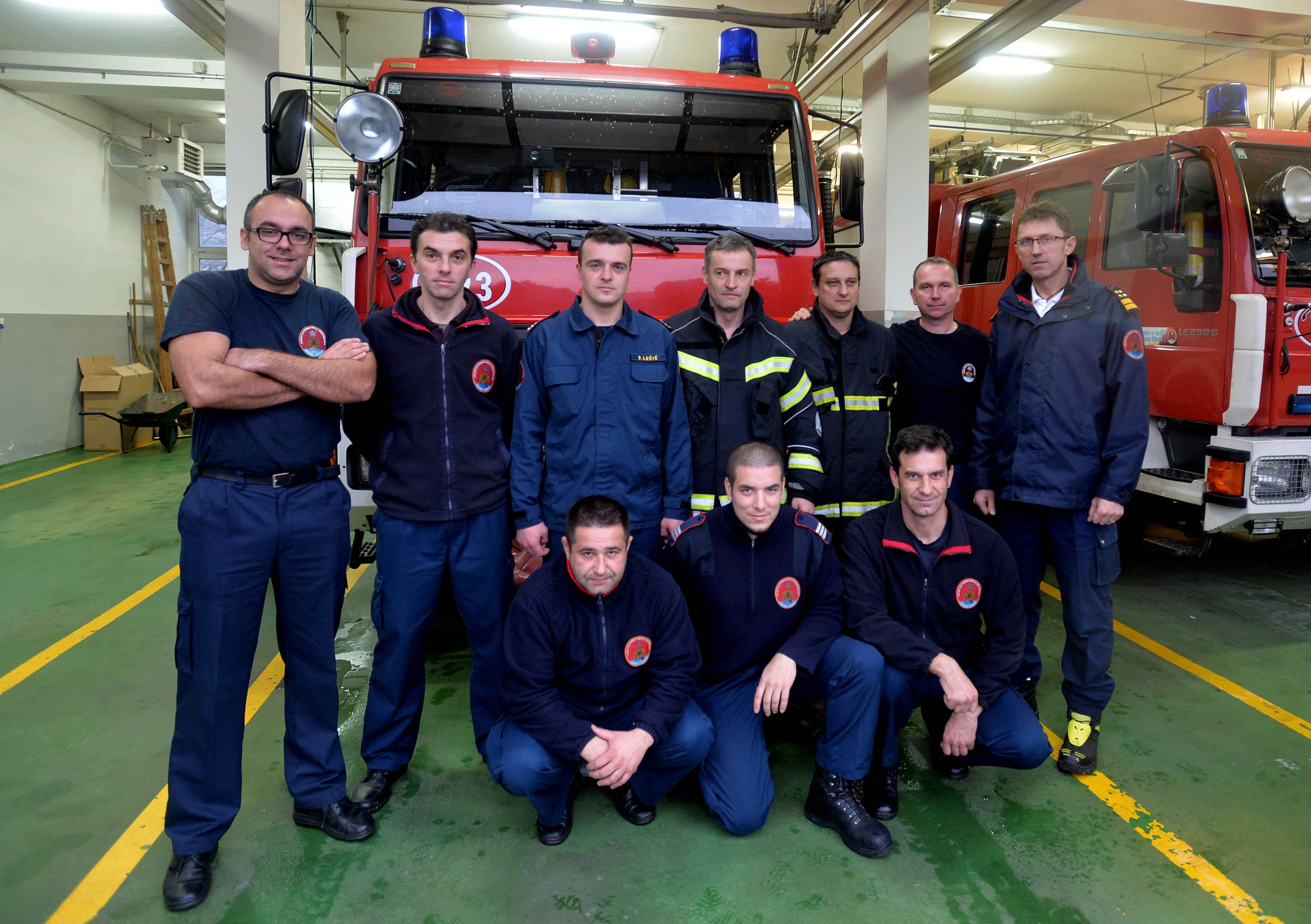 Škamo (krajnji desno, gornji red) sa kolegama iz vatrogasne stanice u Rijeci - Avaz