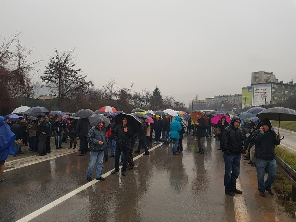 NA LICU MJESTA / Radnici "Željezare" odblokirali saobraćaj na magistralnom putu M-17