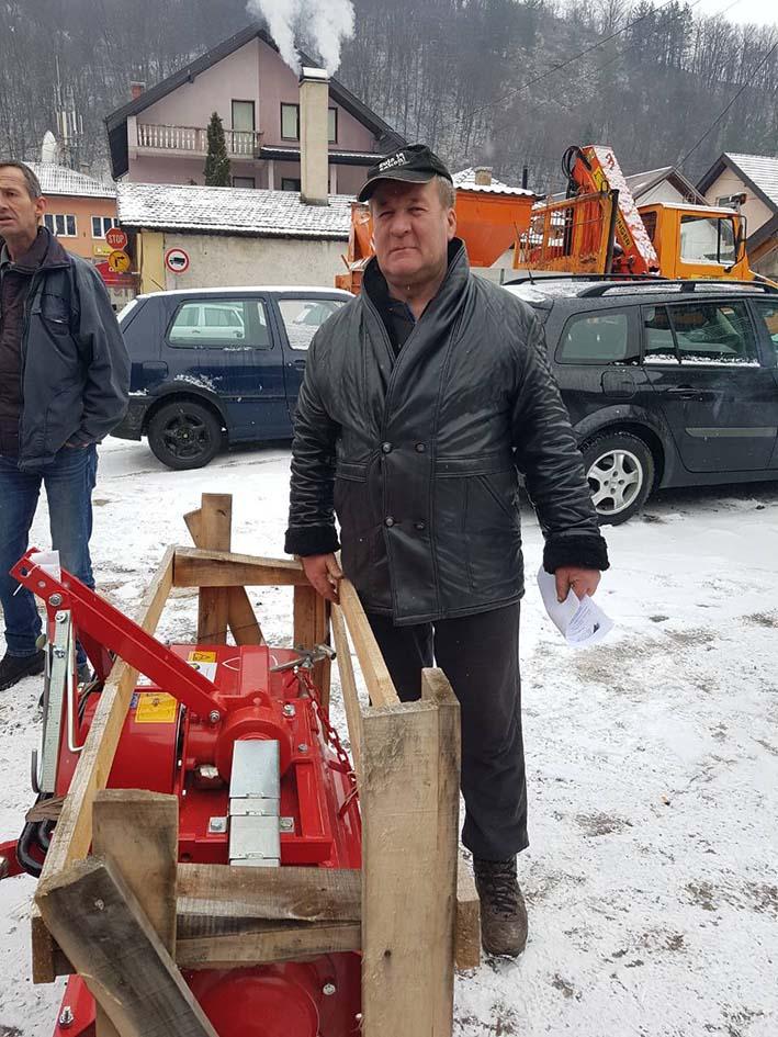 Jedan od obradovanih poljoprivrednika - Avaz