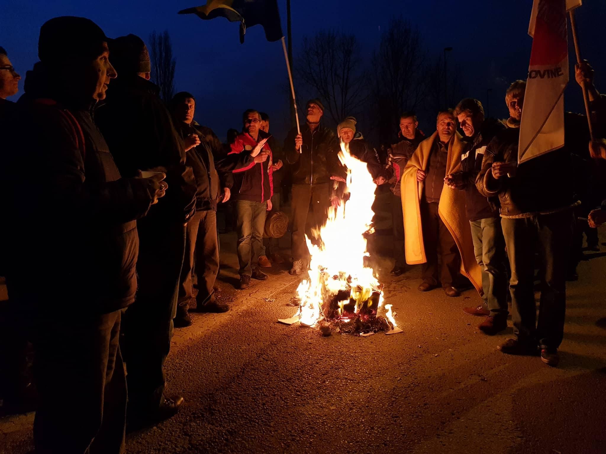 Radnici ''Željezare'' na magistralnom putu M-17 ostaju cijelu noć