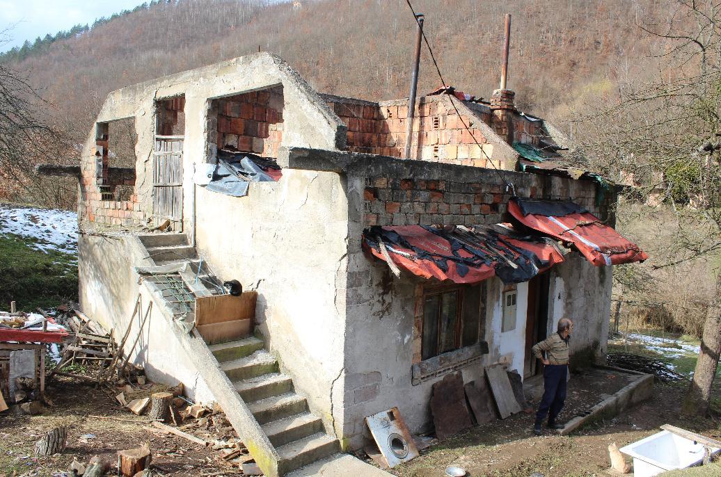 Živi u selu Glamoč, u ruševini koja stalno prokišnjava - Avaz