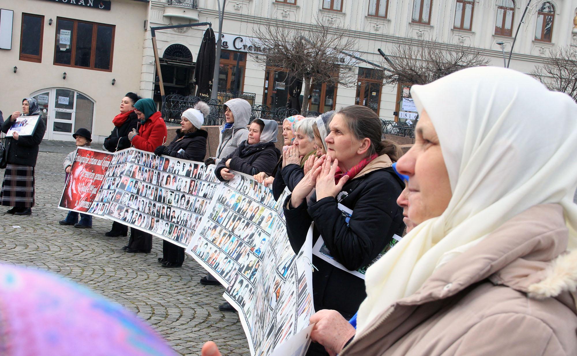 Protest majki Srebrenice u Tuzli: Fatiha za ubijene žrtve, minuta šutnje za Barbaru