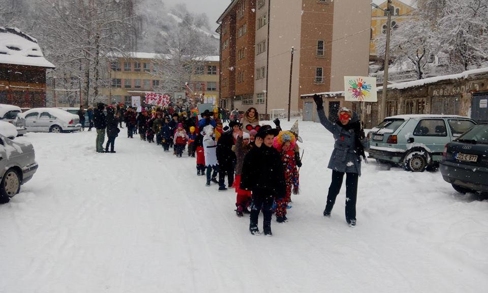 Uprkos snijegu koji je prekrio ulice, vareški mališani prošli u povorci kroz grad