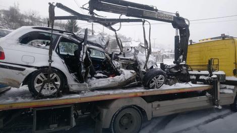 Tragedija kod Novog Pazara: BMW se zakucao u autobus, poginule tri osobe!