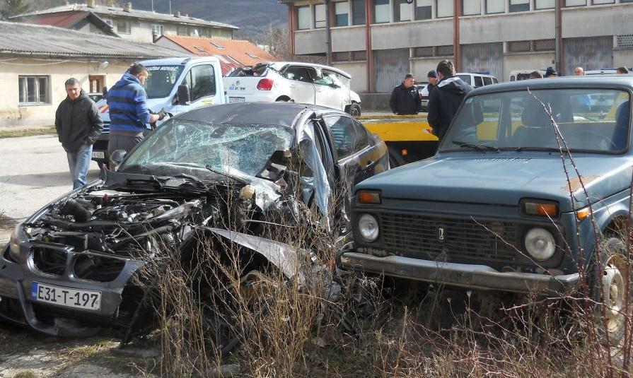 Livno: Smrskana vozila dovezena u krug MUP-a, danas obdukcija troje poginulih