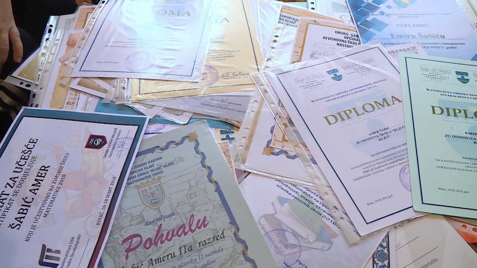 Brojne pohvale, priznanja, diplome koje je osvajao na takmičenjima - Avaz