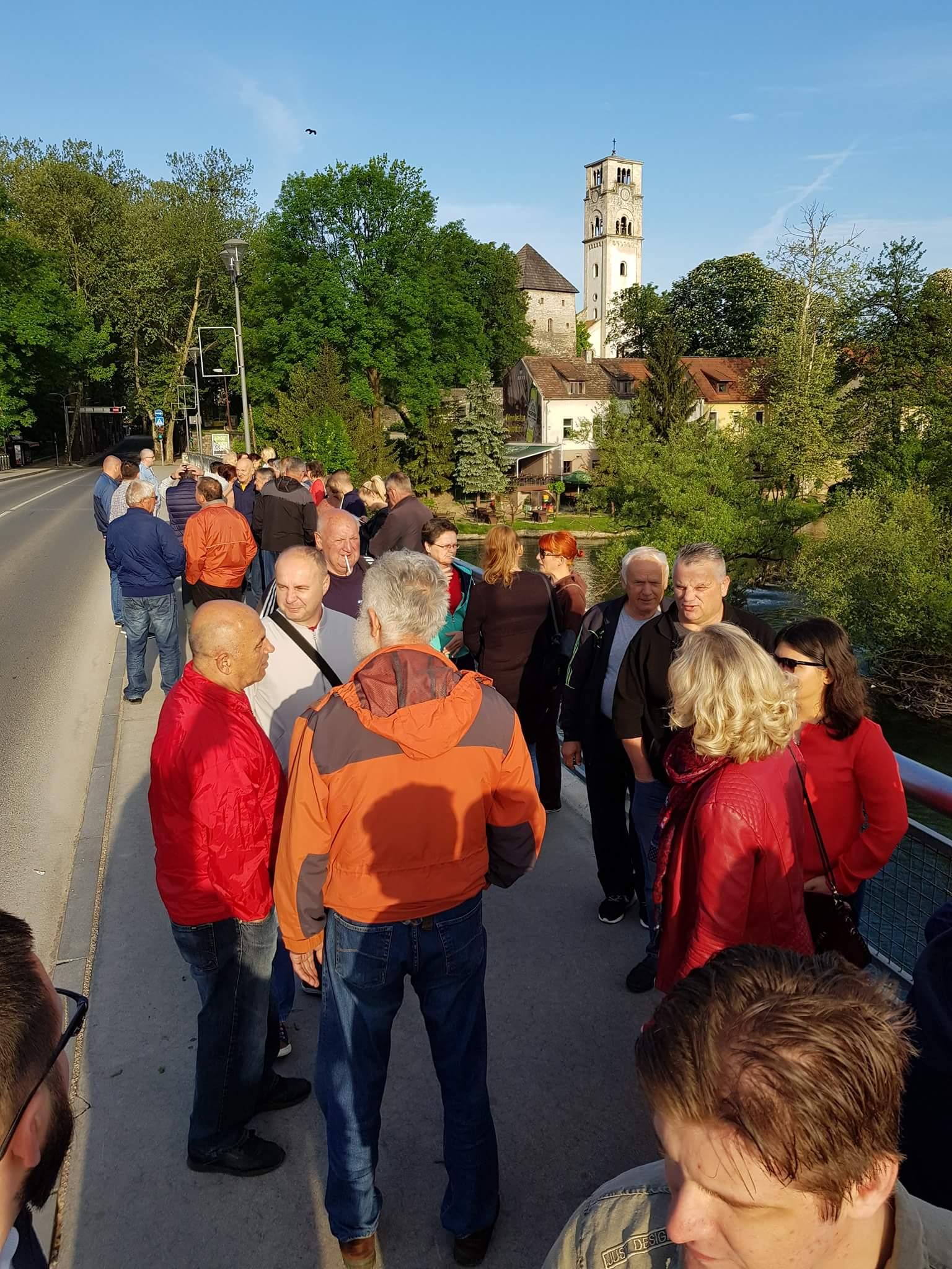 Okupljanje na gradskom mostu u Bihaću