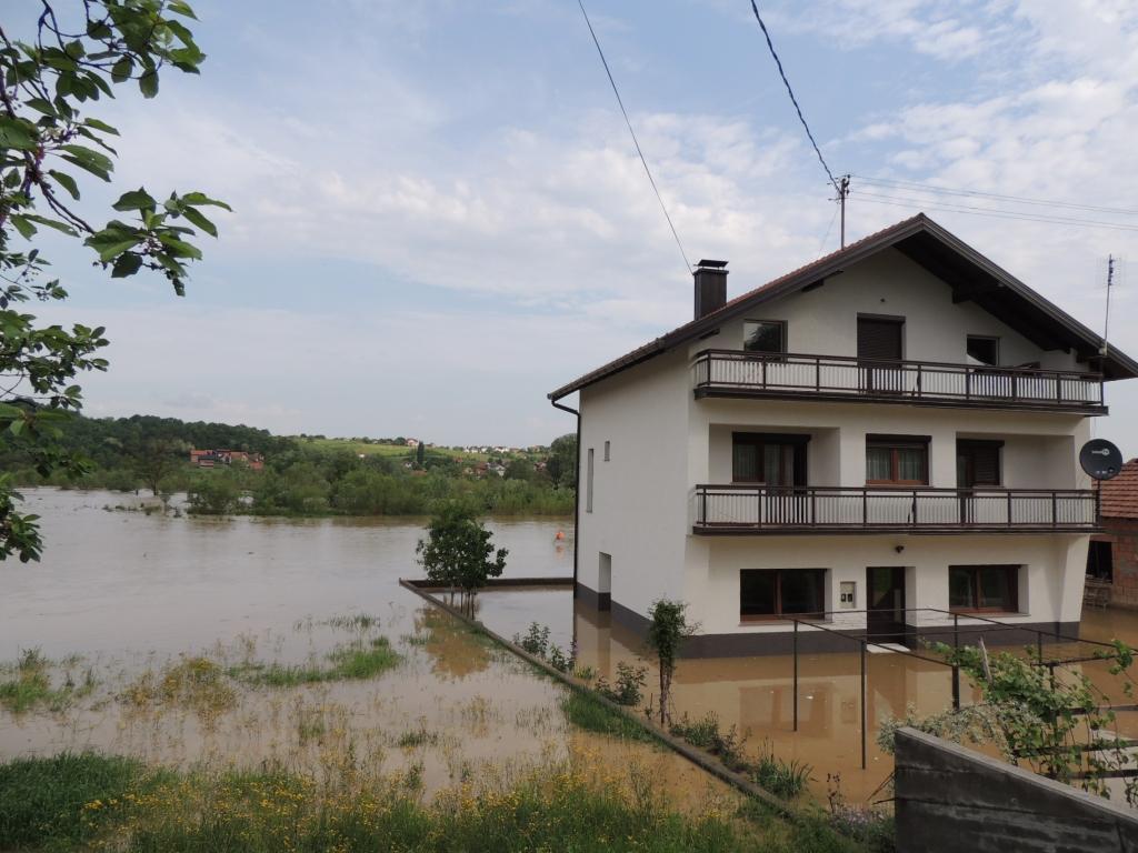 Voda prodrla u stambene i privredne objekte