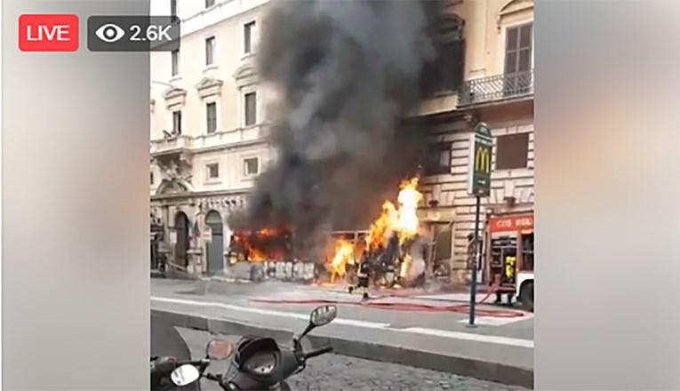 U Rimu se zapalio pa eksplodirao autobus