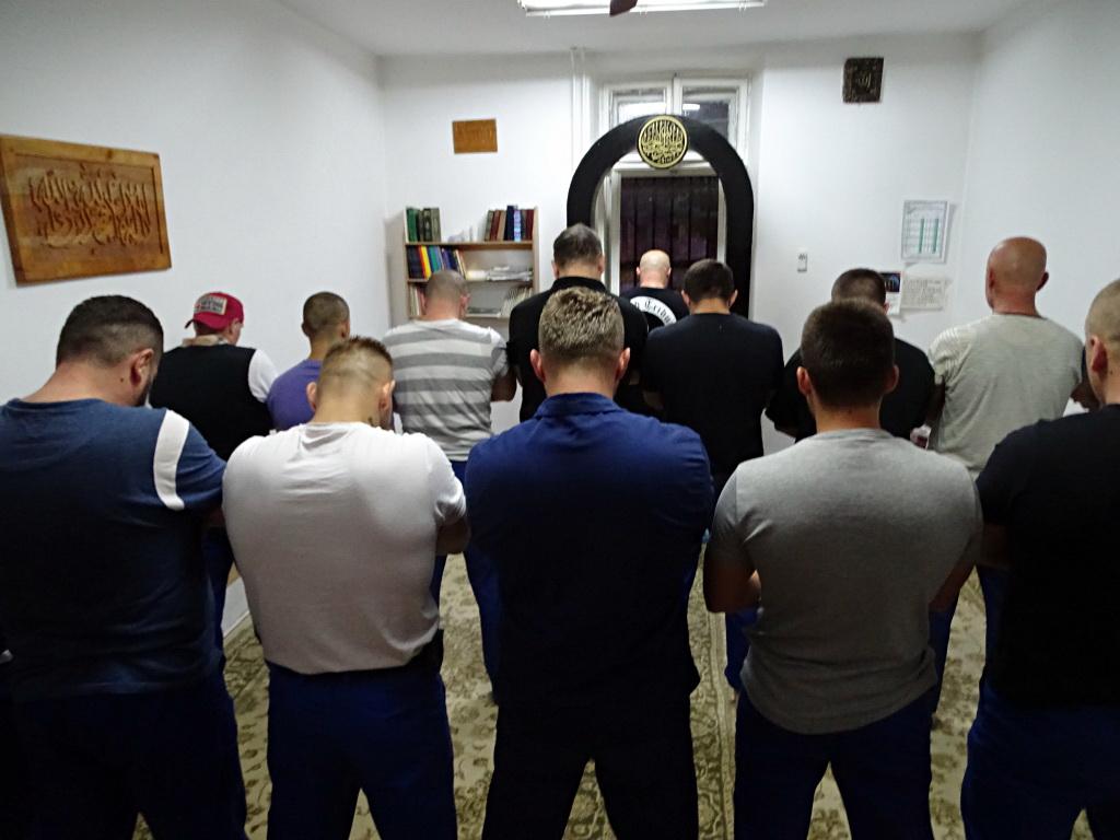 Nakon iftara, zajedno klanjaju akšam-namaz - Avaz