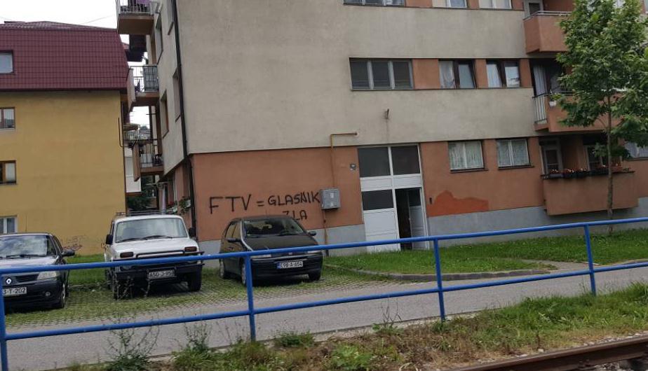 Zanimljiv grafit na stambenoj zgradi u Vogošći: "FTV glasnik zla"