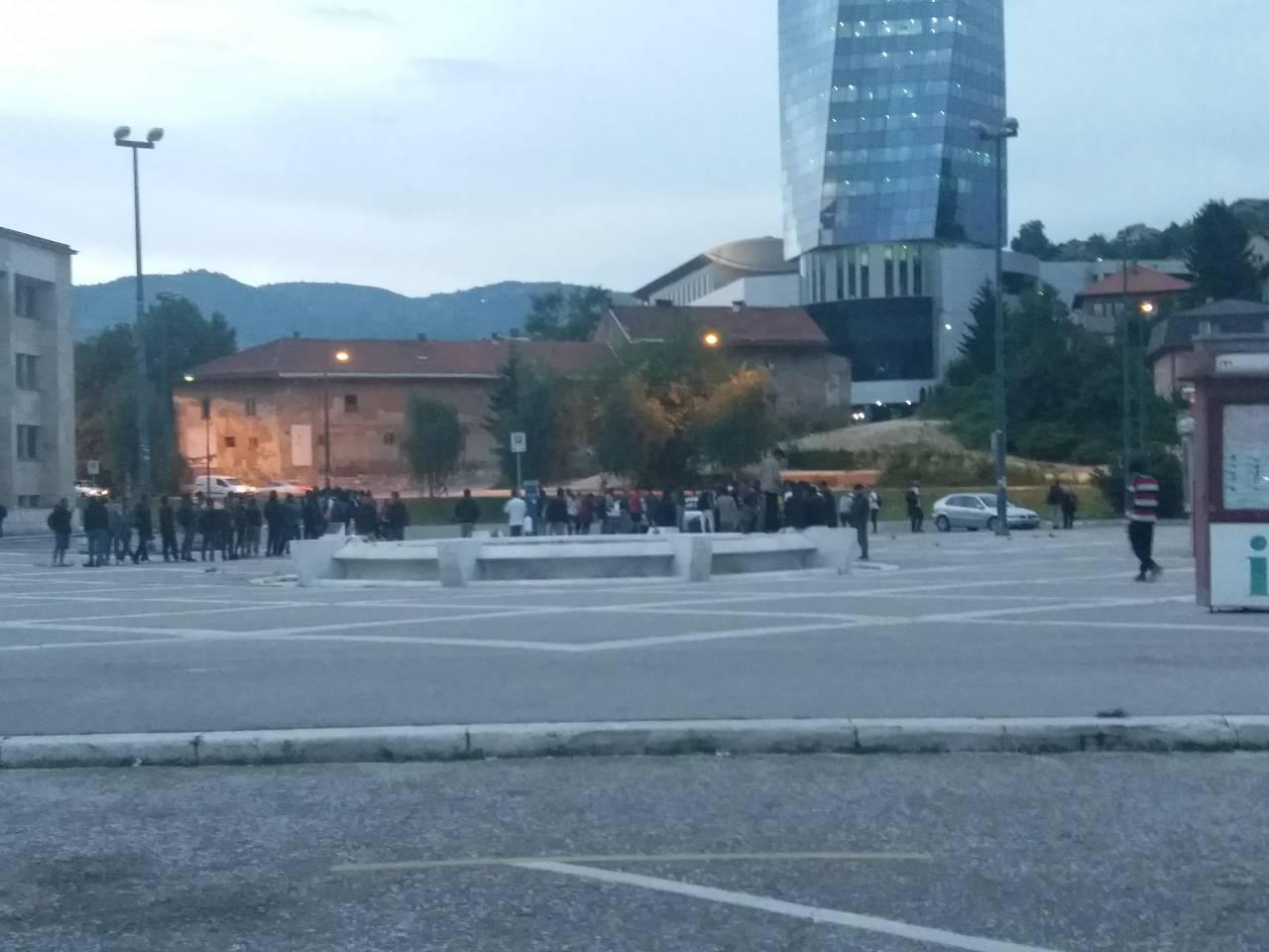 Oko stotinu migranata čeka iftar na Željezničkoj stanici u Sarajevu