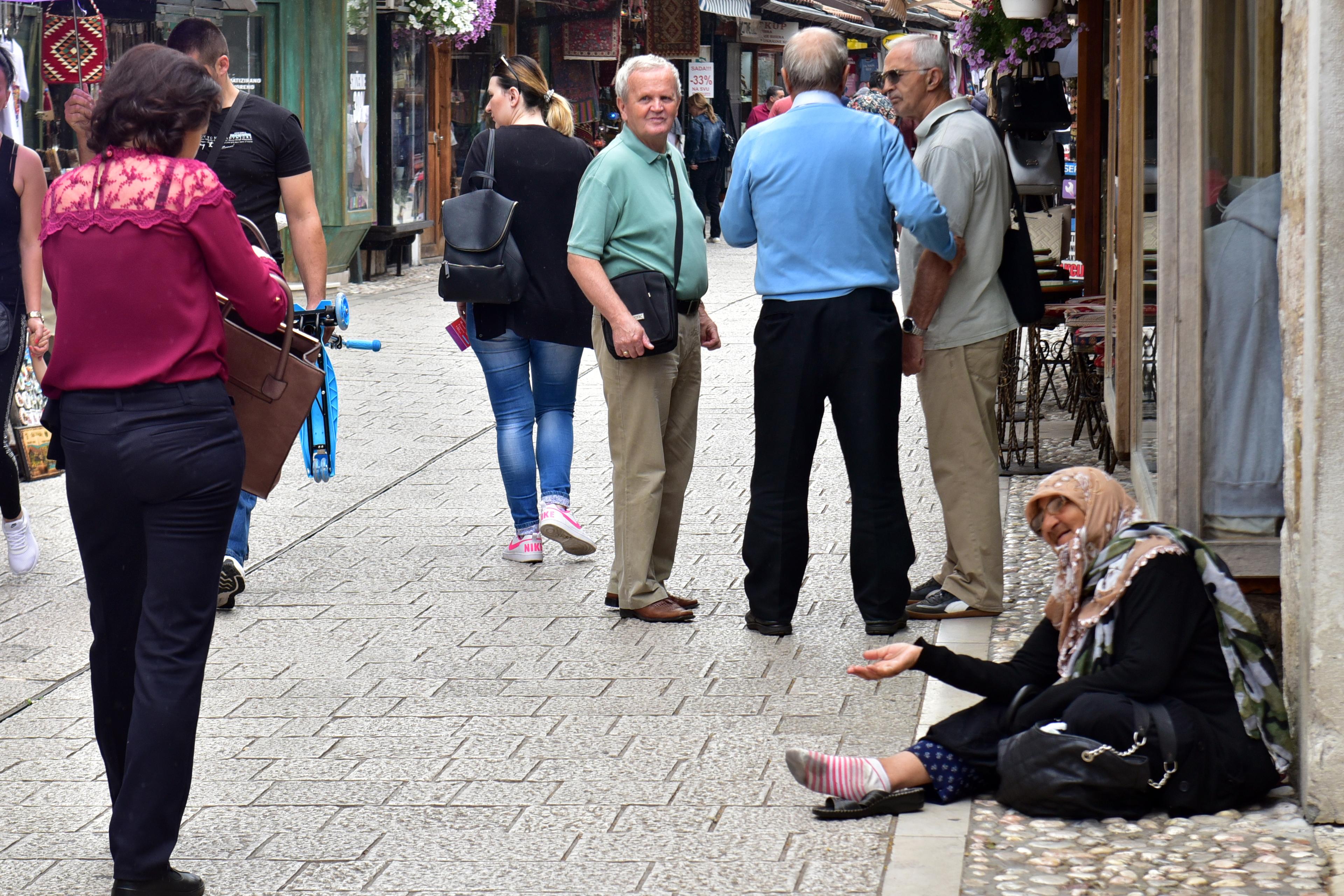 Prljave ulice dočekuju stotine turista: Lijepu sliku Baščaršije kvare prosjaci koji opsjedaju strance