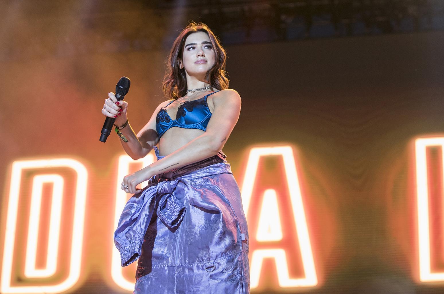 Dua Lipa prekinula koncert i u suzama napustila pozornicu: "Previše me boli"