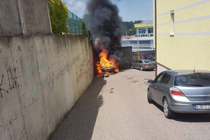 U Banjoj Luci se tokom vožnje zapalio Mercedes na plin