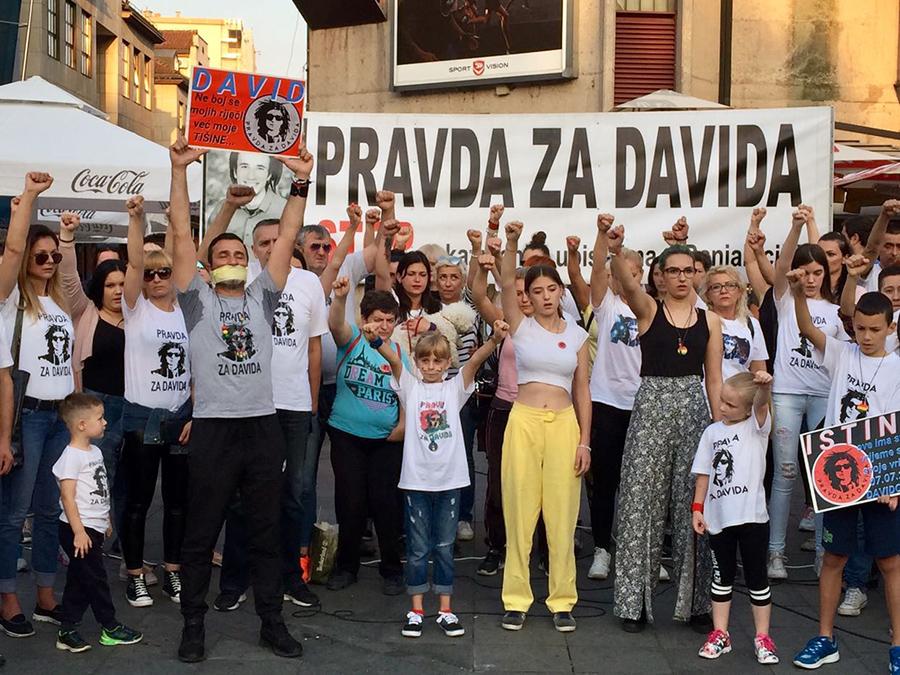 U subotu ćete saznati zašto je ubijen David Dragičević: Okupljeni skandirali: “Ubice, ubice”, a onda preko usta stavili bijele trake