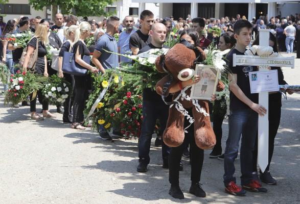 Dječak kojeg je ubila metalna kapija sahranjen s plišanim medom uz stihove pjesme "Možda spava"