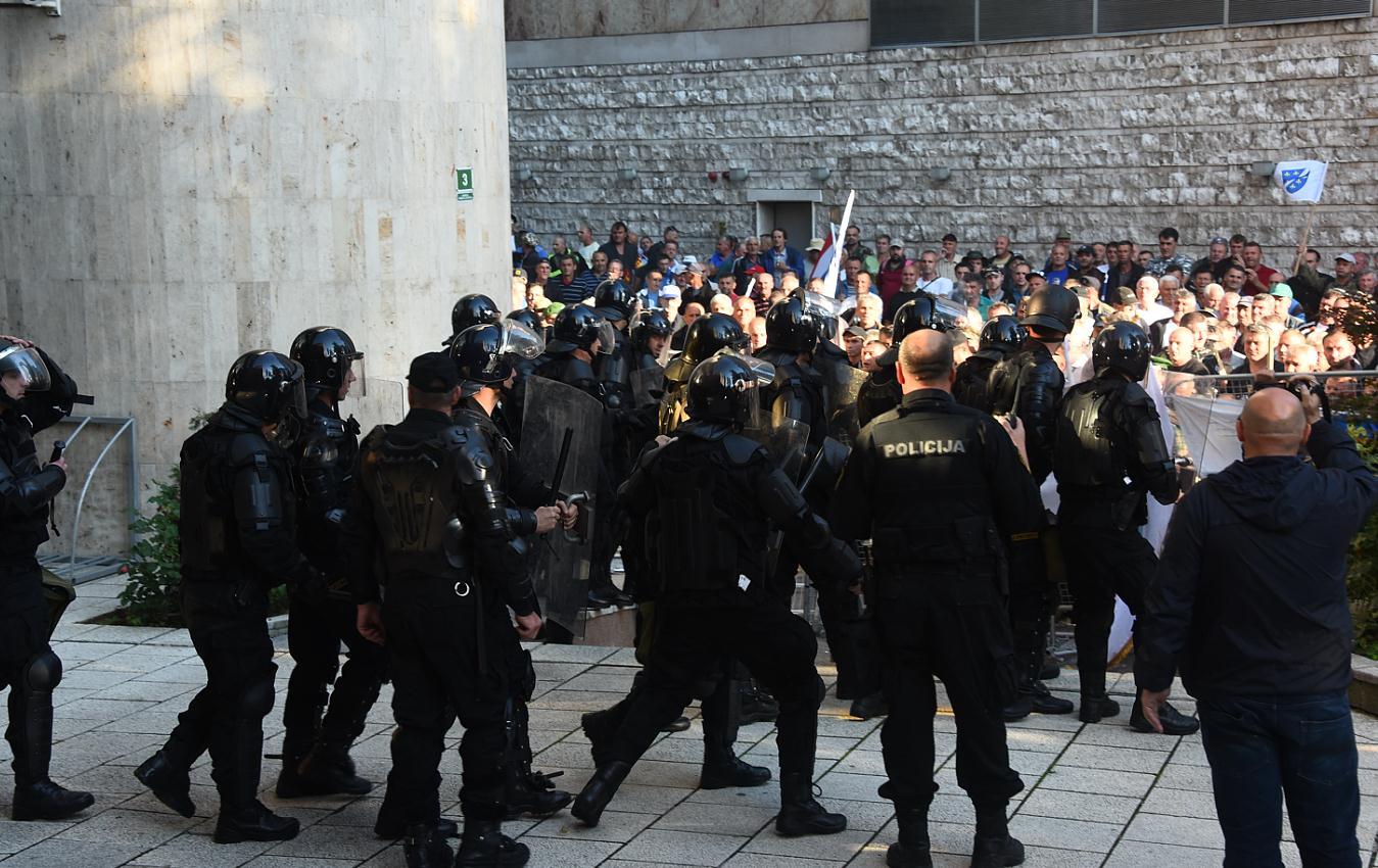 Incident ispred Parlamenta FBiH: Sukob boraca i Specijalne policije