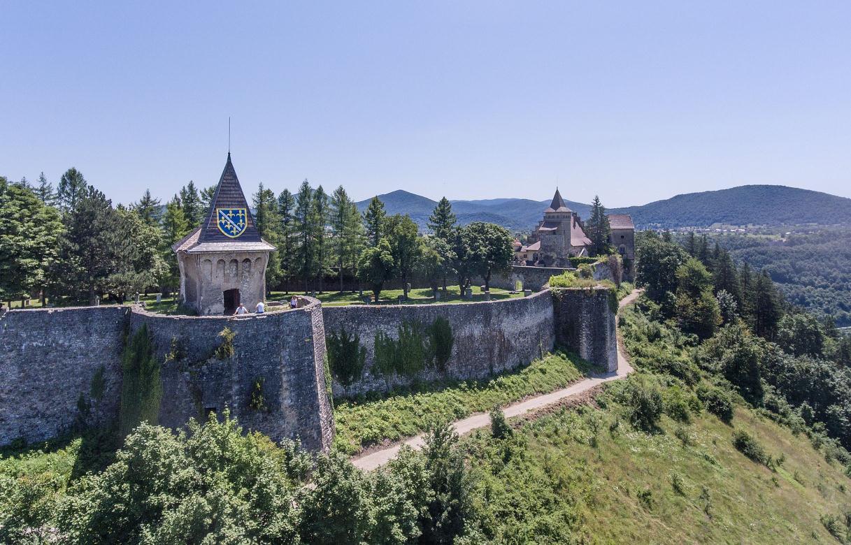 Cazin: Prvi bedemi Bosne