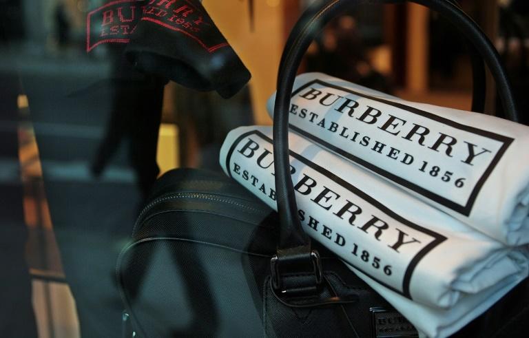 "Burberry" spalio garderobu vrijednu 31 milion eura, stradalo 20.000 mantila za kojima žene lude