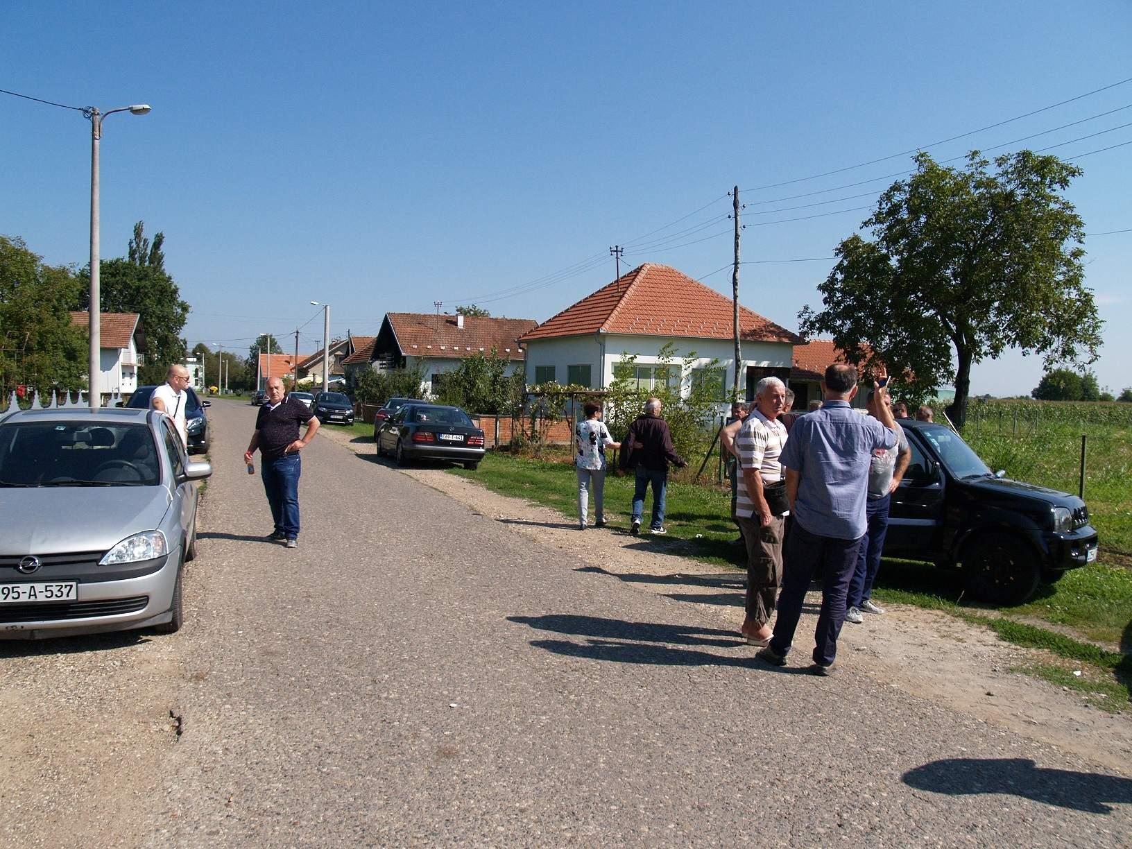 Uznemireni mještani na mjestu ubistva - Avaz