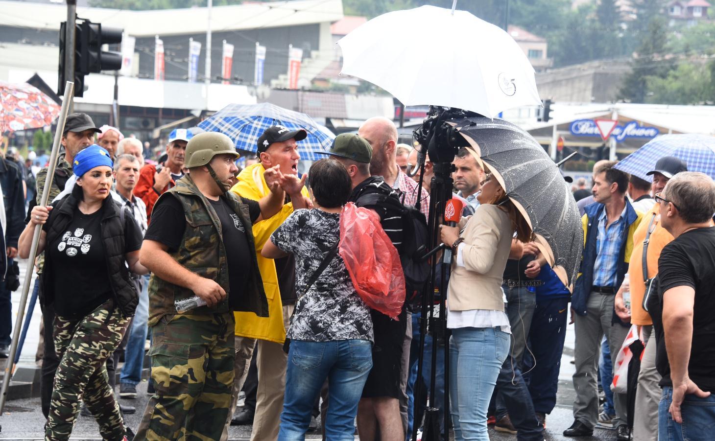 Demobilisani borci fizički nasrnuli na novinare na Skenderiji