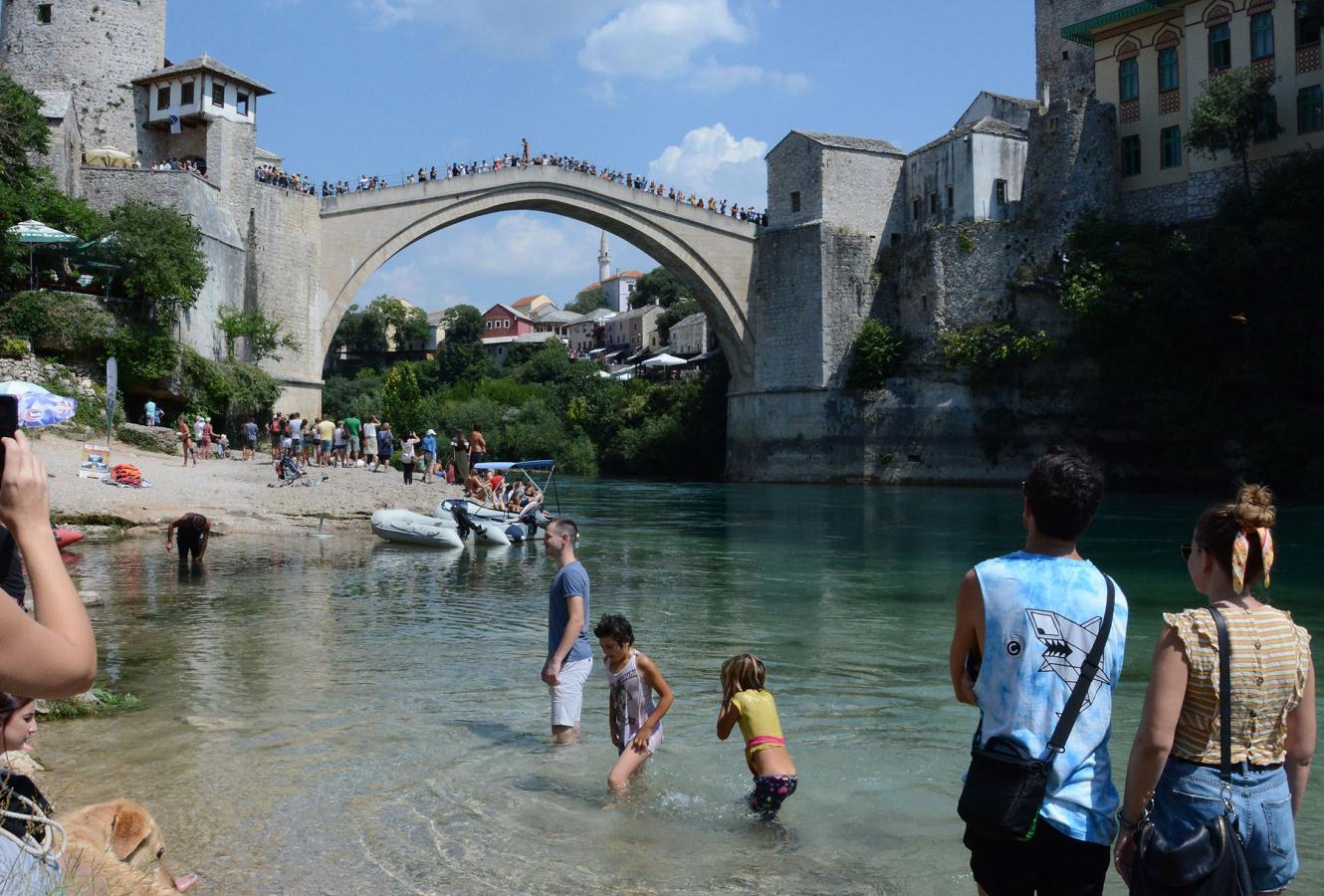 Val vrućina zahvatio Mostar: Građani tražili osvježenje u Neretvi