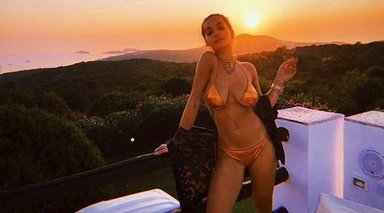 Rita Ora zalazak sunca dočekala u zlatnom bikiniju