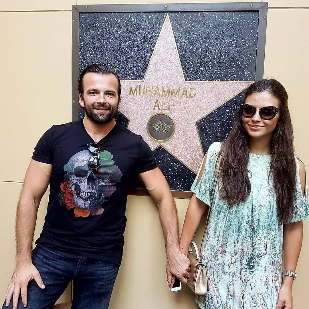 Adnan Hasković sa suprugom uživa u Holivudu: Fotografirali se pored zvijezde Muhameda Alija