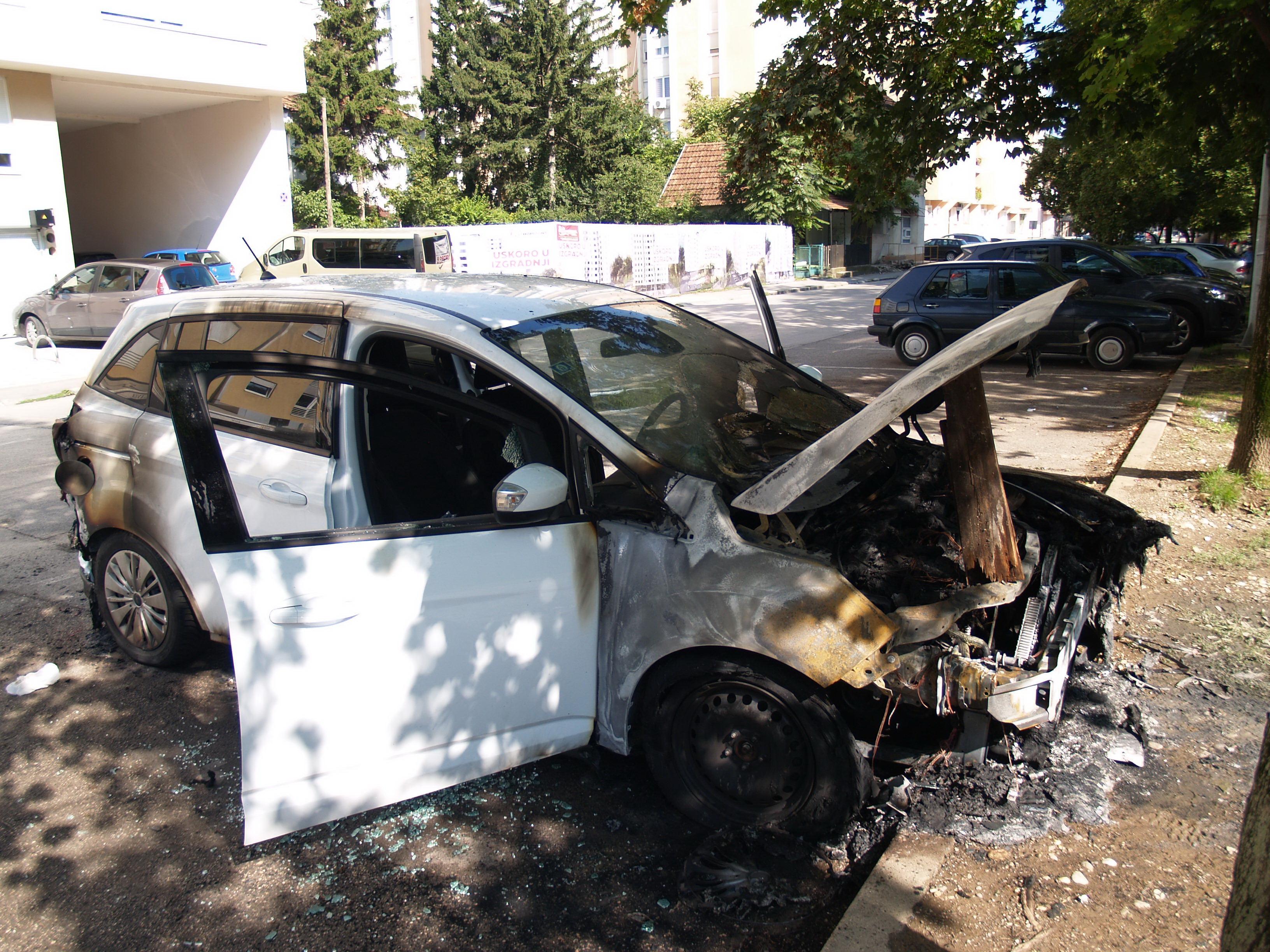 Novosađaninu zapaljen automobil u centru Banje Luke
