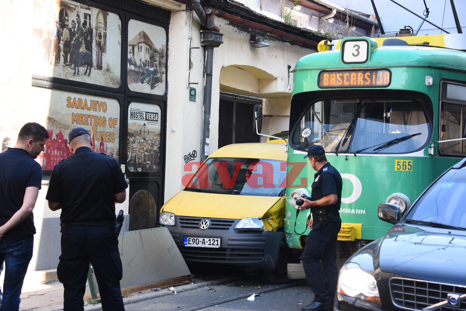 Tramvaj prignječio vozilo uz kuću na Baščaršiji