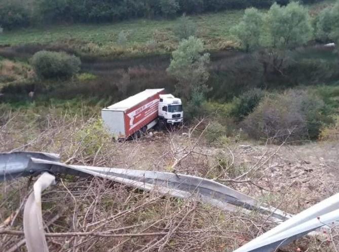 Kamion sletio u kanjon Šujice: Vozač lakše povrijeđen