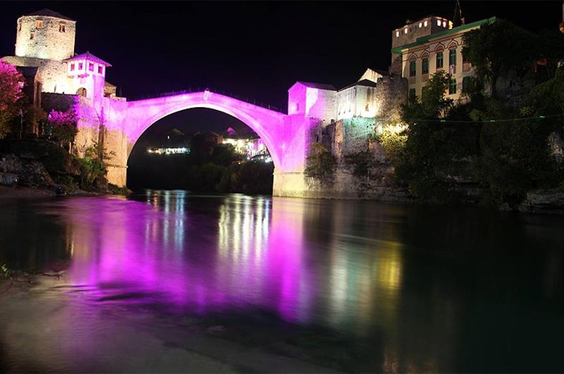 Stari most u ružičastoj boji u znak borbe protiv raka dojke