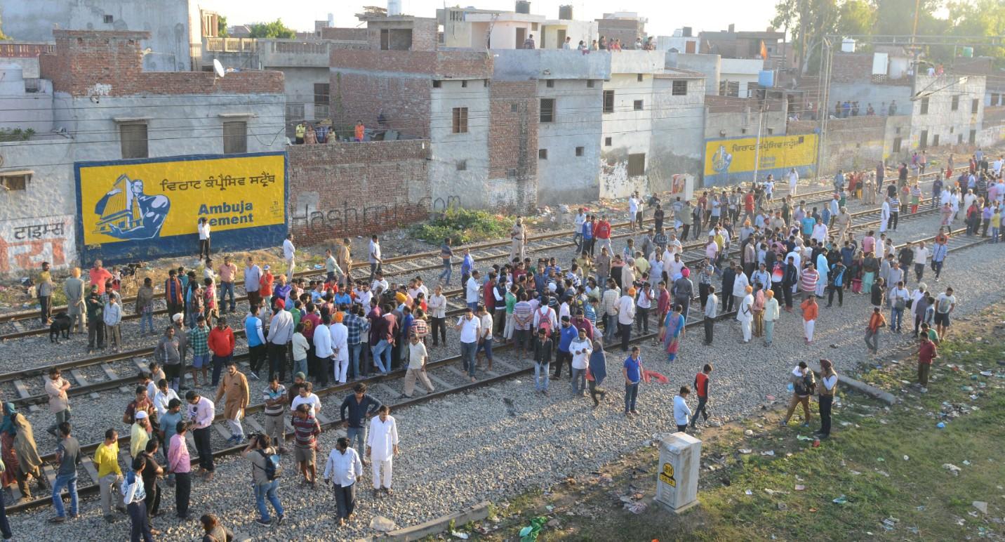 U Indiji voz udario u ljude okupljene na pruzi koji su posmatrali festival, poginulo 59 osoba