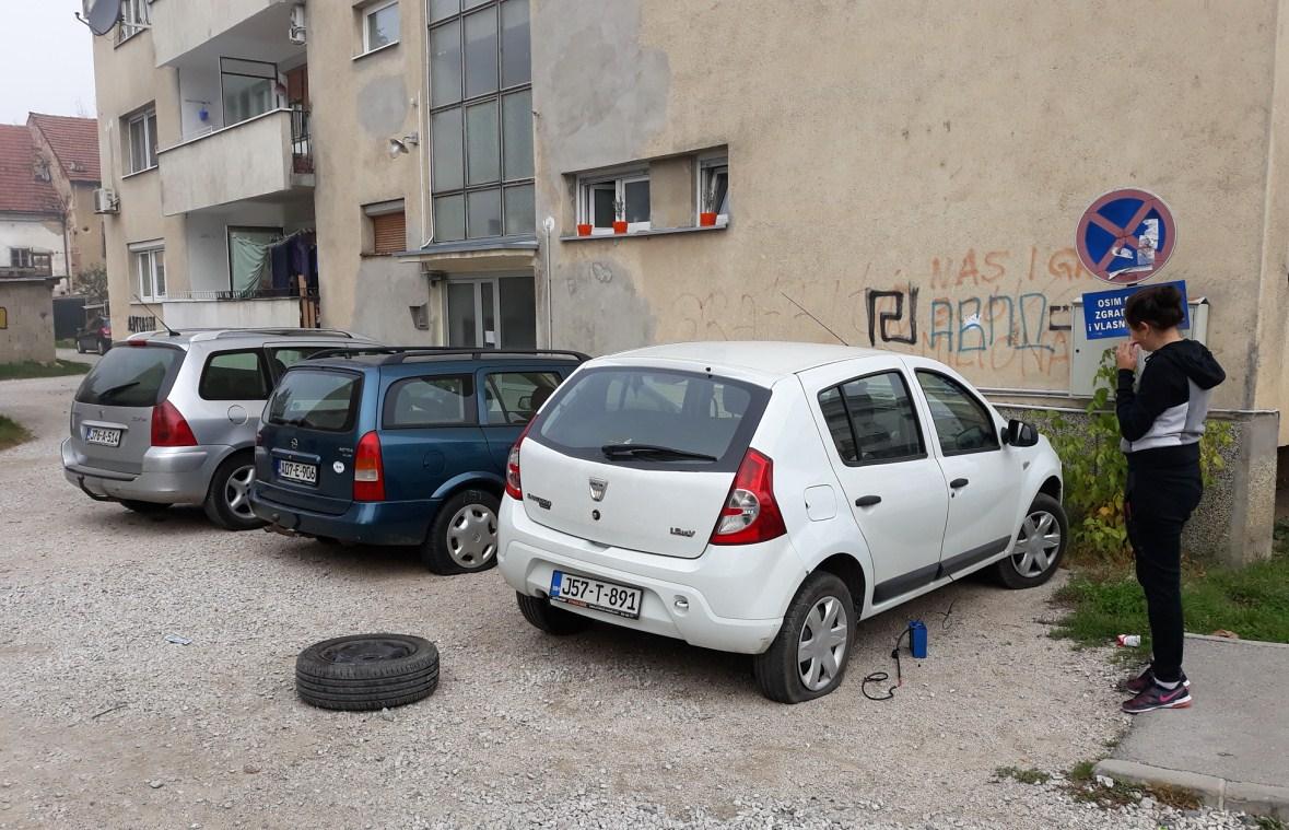 Prijedor: Na više lokacija u gradu izbušene gume na automobilima