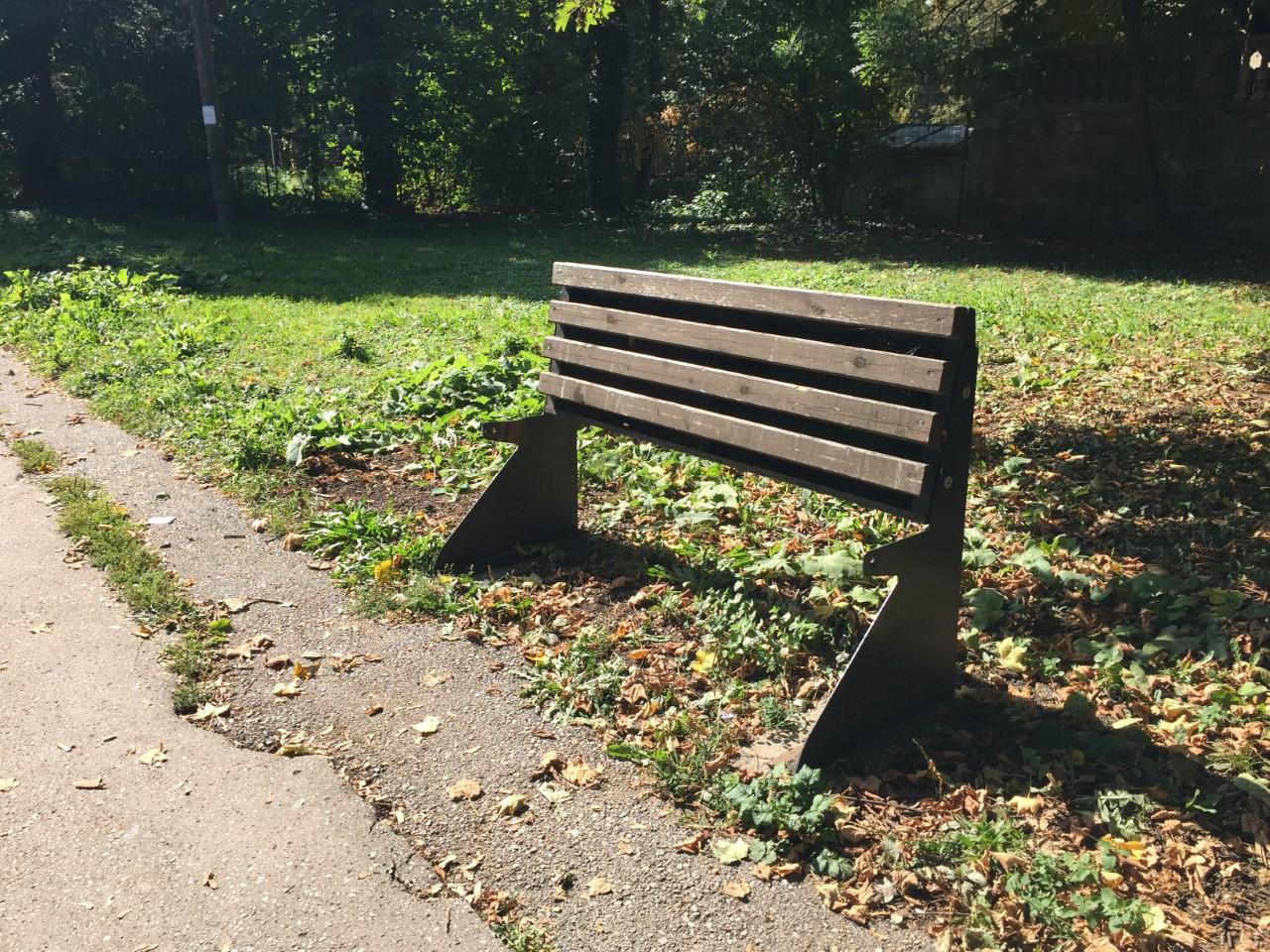 Nedaleko od Zemaljskog muzeja  polomljene klupe - Avaz