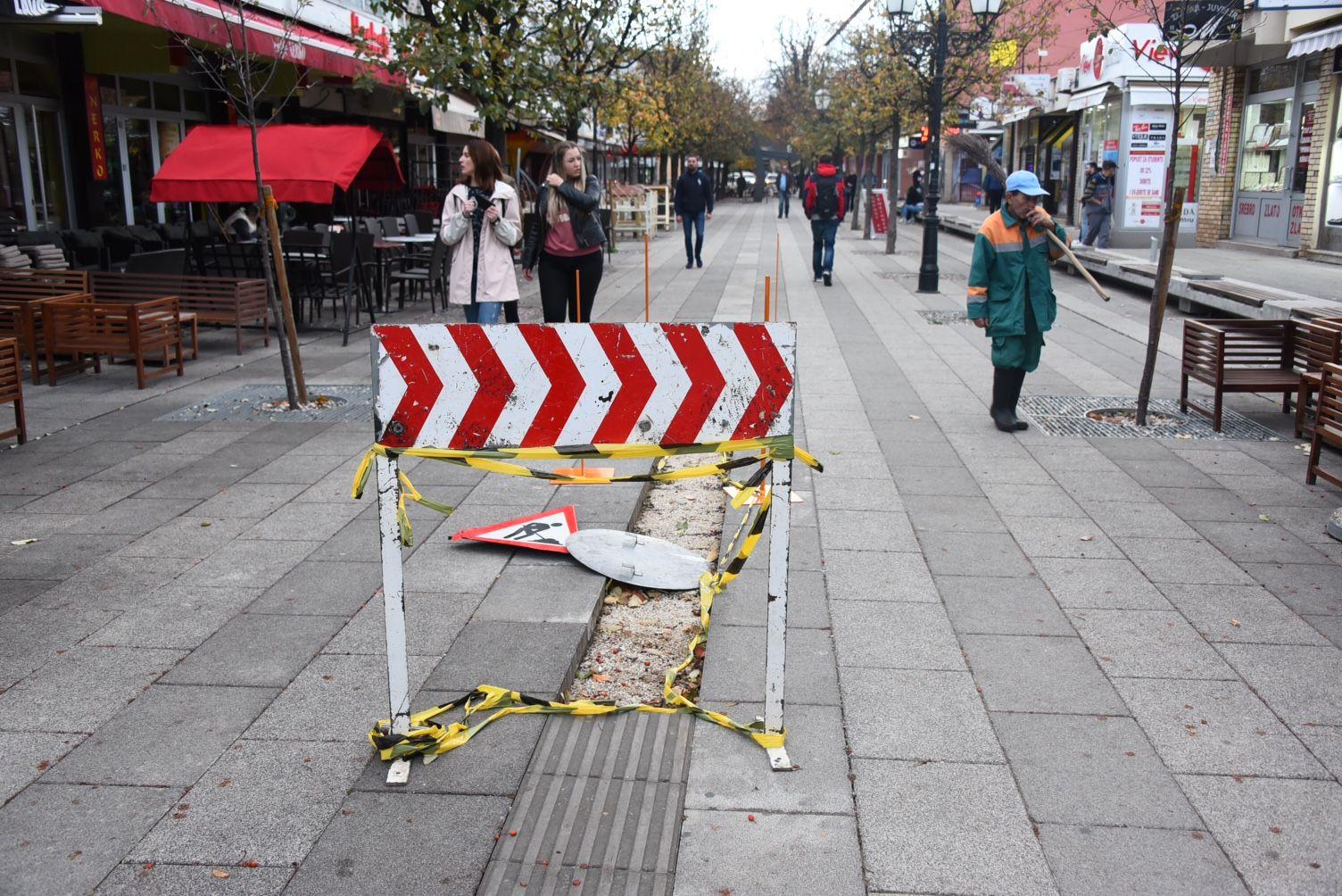 Duž šetališta uništena staza za slijepe - Avaz