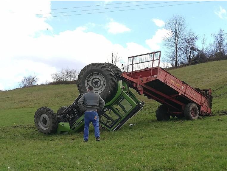 Nesreća u Cazinu: Dvojica mladića teže povrijeđena u prevrtanju traktora