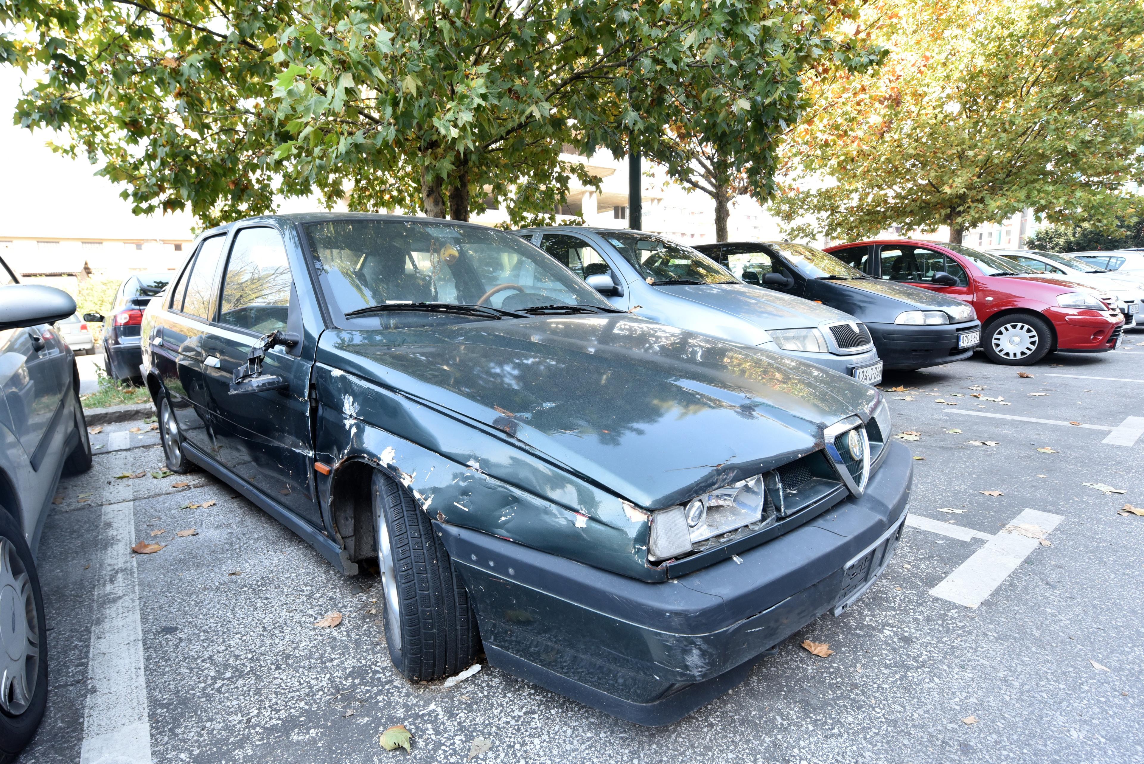 Na parkingu u Pofalićima havarisano vozilo zauzima mjesto - Avaz